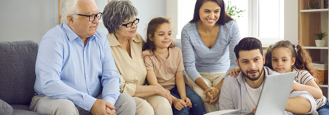 Teaserbild Vorteilswelten Familie sitzt auf dem Sofa 